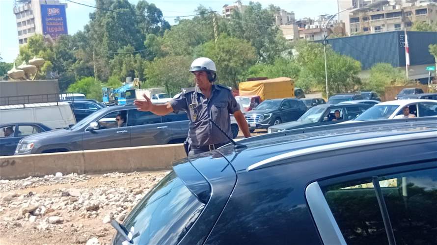 التحكم المروري: العمل جار على إزالة الأتربة على طريق عام المنصورية باتجاه جسر المكلس وتسهيل للسير من قبل عناصر من مفرزة سير الجديدة