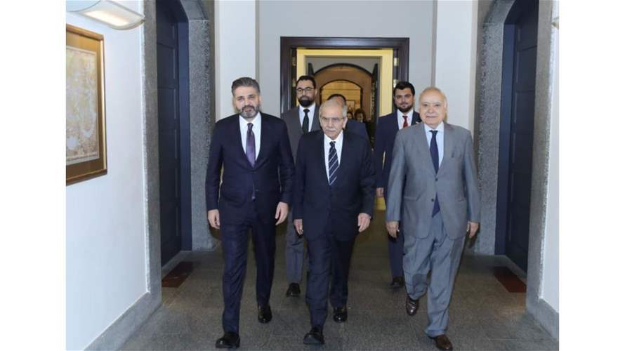 رئيس الحكومة استقبل وزير الثقافة السوري وتسلم منه سيفا دمشقيا: ما يجمع الشعبين من روابط تاريخية وثقافية أساس لتطوير التعاون