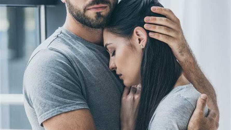 حين تتحوّل النصيحة بين الزوجين إلى مشكلة... ما هي دوّامة "الملاحقة والانسحاب" في الزواج؟
