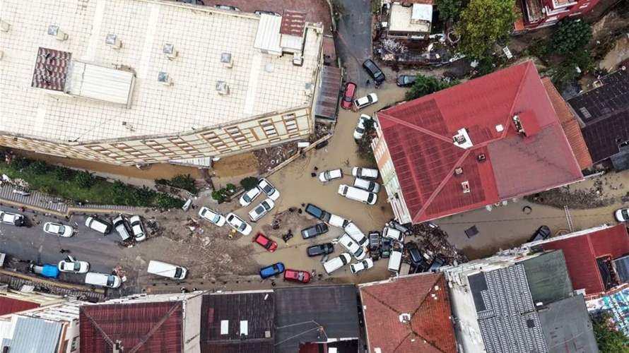 أمطار غزيرة تضرب إسطنبول… سيول تجرف السيارات وتغمر الشوارع وتحذيرات من اشتداد الهطول