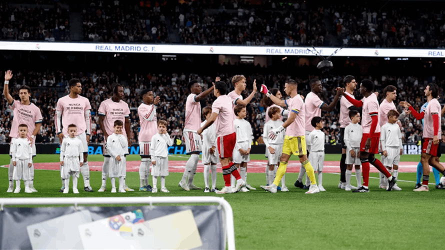 بالقمصان الوردية... رسالة مؤثّرة من لاعبي ريال مدريد وسيفيا في اليوم العالمي لسرطان الثدي: لا تستسلمي أبداً!