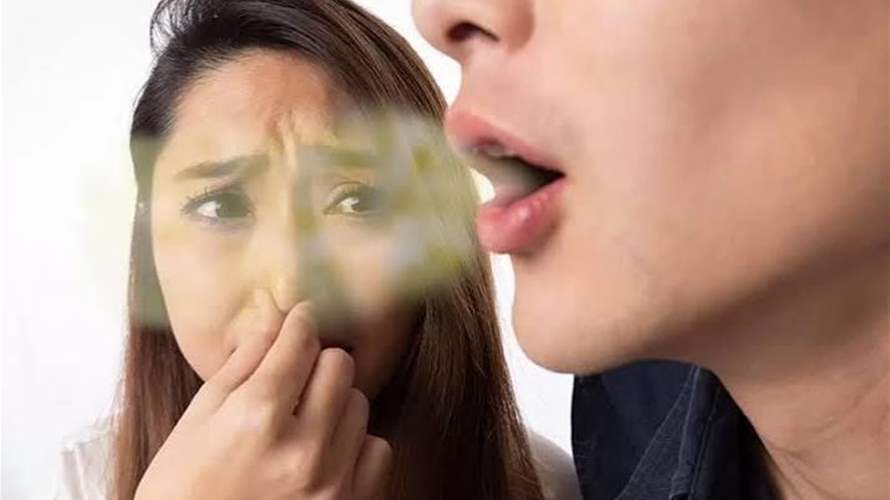 كيف تتخلص من رائحة الفم المزعجة طبيعيّاً؟ 5 أطعمة تضمن لك هذه النتيجة 
