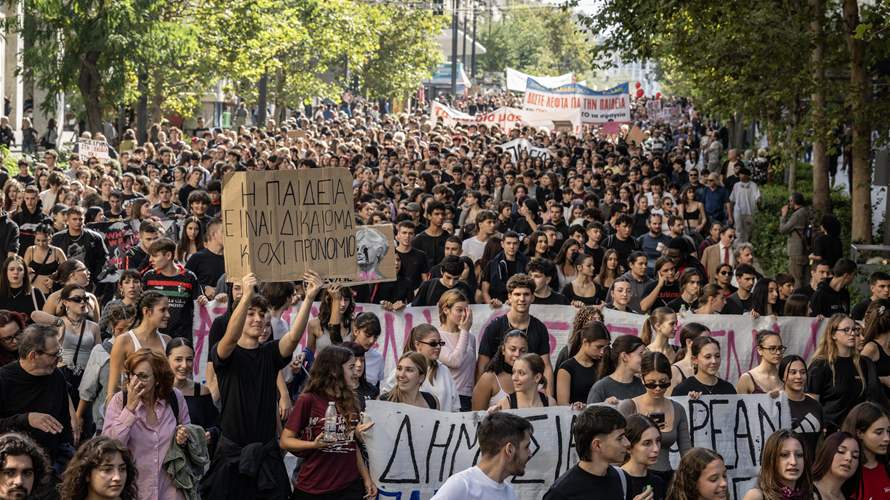 اليونان على خطى فرنسا ... الآلاف يتظاهرون في أثينا ومدن أخرى تنديدا بغلاء المعيشة
