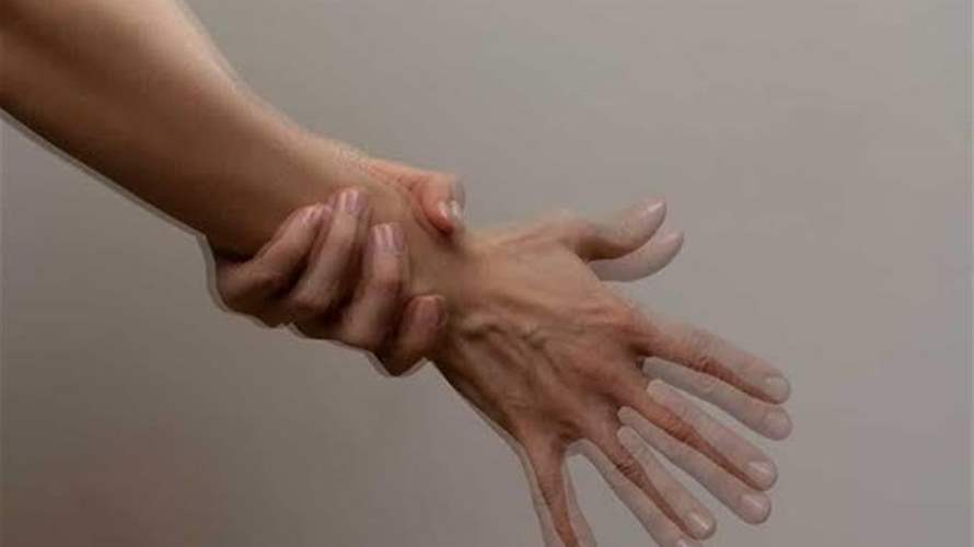 تقنية جديدة تمنح أملاً لمرضى رعشة اليدين… هل يصبح العلاج ممكناً من دون جراحة؟