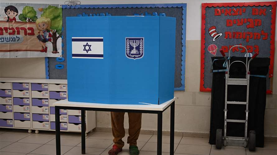 Party of main Netanyahu challenger opposes bid to extend Israel voting hours
