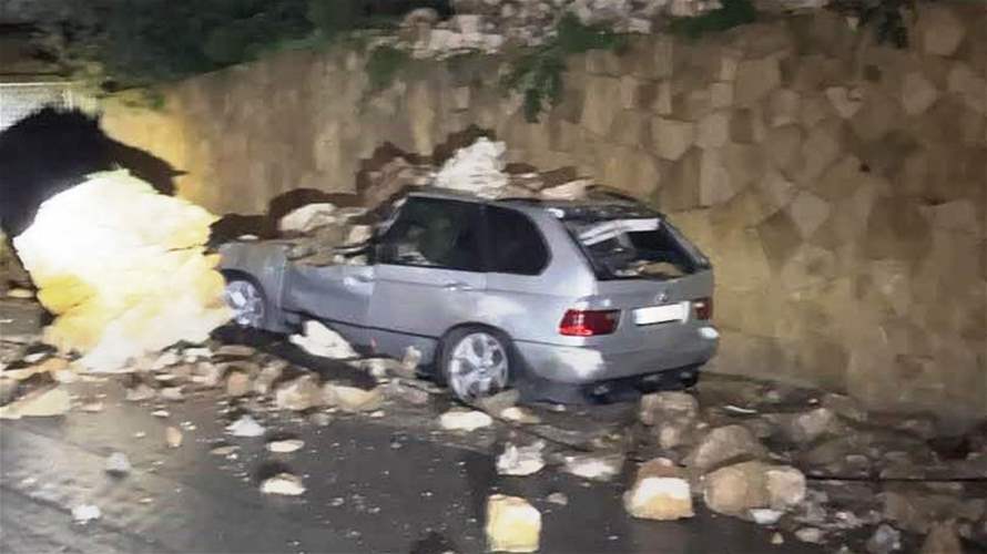 الوكالة الوطنية للإعلام: الأمطار الغزيرة التي هطلت ليلا في الضنية تسببت بانزلاق أتربة وسقوط صخور في بلدة سير ما أدى إلى تحطم مركبة مركونة الى جانب الطريق في البلدة واقتصرت الأضرار على الماديات