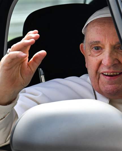 البابا فرنسيس يخرج من المستشفى: "لا أزال على قيد الحياة"