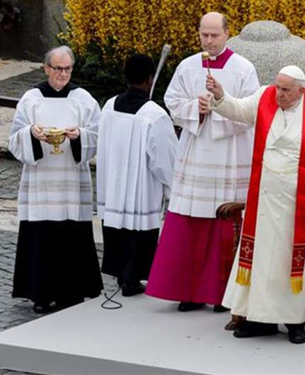 البابا فرنسيس في قداس الشعانين إثر خروجه من المستشفى 