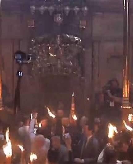 فيض النور من قبر المسيح في كنيسة القيامة... (فيديو)