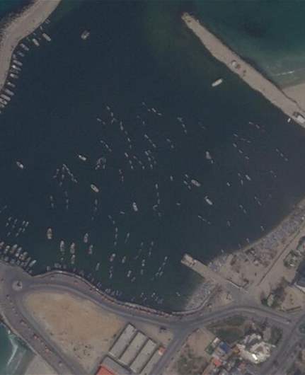 تفريغ الحمولة الأولى من المساعدات على الميناء العائم في غزة 
