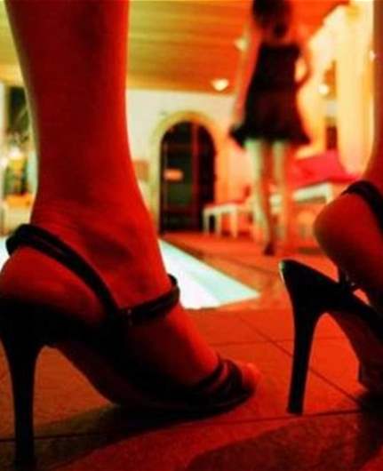 بينهم 18 فتاة... توقيف متورّطين بجرم دعارة ومخدرات وختم فندق بالشمع الأحمر