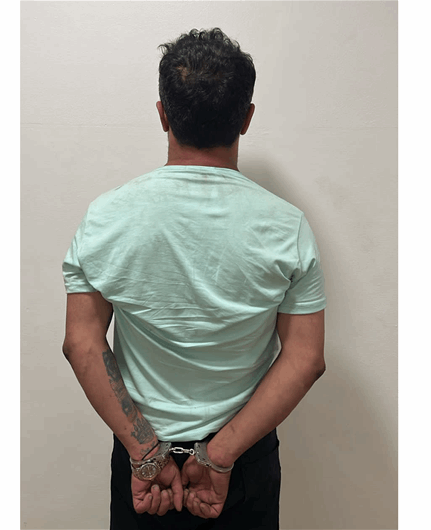 يسلب سائقي سيارات الأجرة بالتهديد بالسلاح... فوقع في قبضة شعبة المعلومات 