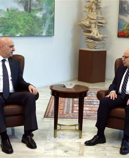 Lebanese president, PM review situation in south amid continued Israeli attacks