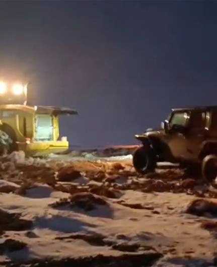 وزارة الأشغال: مركز عيناتا ينقذ مواطنًا عالقًا في الثلوج مع أول منخفض ثلجي هذا العام