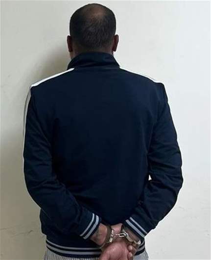 يسرق من داخل السيارات ويقوم بعمليات ابتزاز منتحلاً صفة فتاة... وشعبة المعلومات توقفه