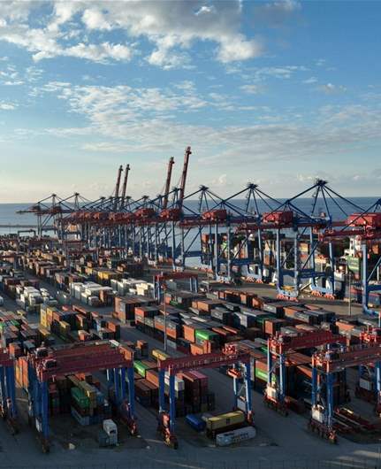 قفزة تشغيلية قياسية في مرفأ بيروت: 3 سفن و12,800 حاوية خلال 24 ساعة