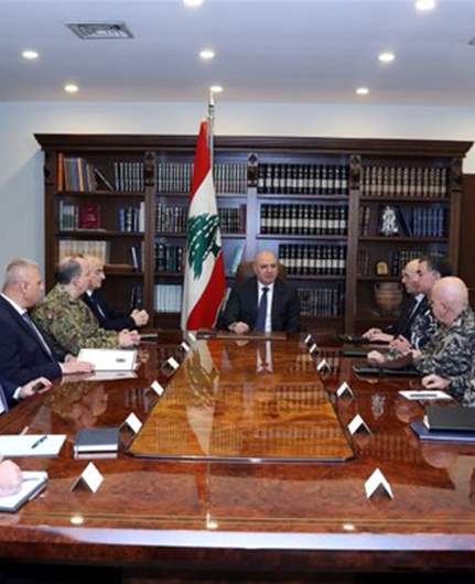رئيس الجمهورية ترأس اجتماعا أمنيا: المرحلة المقبلة تحتاج الى جهود إضافية لترسيخ الامن والأمان في البلاد