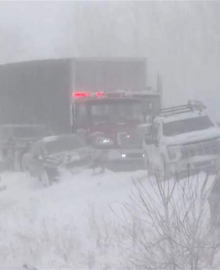 بالفيديو - حادث تصادم بين أكثر من مئة سيارة وشاحنة يغلق طريقا سريعا في ولاية ميشيغن الأميركية