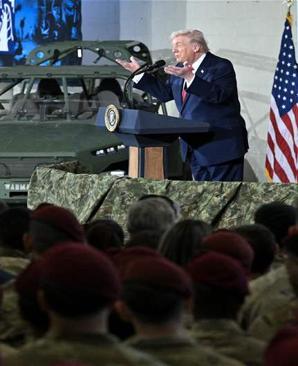 ترامب يشيد بسلاح "المُربك" خلال لقائه عسكريين شاركوا في عملية القبض على مادورو