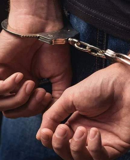 توقيف عصابة تستدرج أشخاصًا مثليي الجنس من خلال تطبيق إلكتروني وتسلبهم أموالهم بعد تهديدهم بالسكاكين