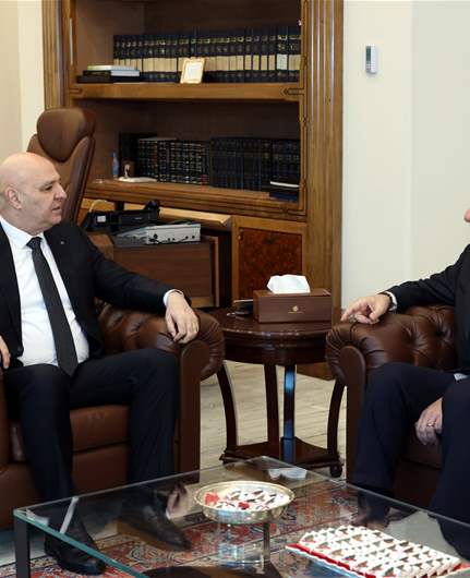 حاكم مصرف لبنان يؤكد للرئيس عون جهوزية المركزي للحفاظ على الاستقرار النقدي