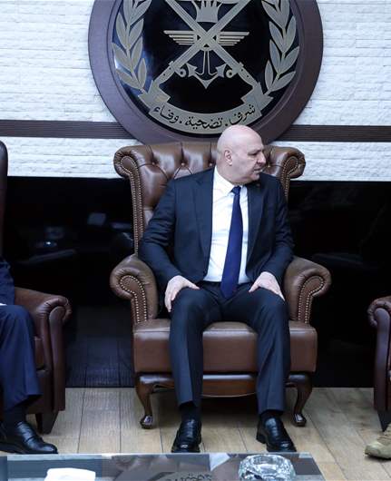 الرئيس عون: الجيش يعمل وفق الدستور والقوانين وقرارات السلطة السياسية وبالتالي فان تنفيذ قرارات مجلس الوزراء يتم وفق الاليات الدستورية والإمكانات المتاحة ونرفض تحميله مسؤوليات تتجاوز قدراته