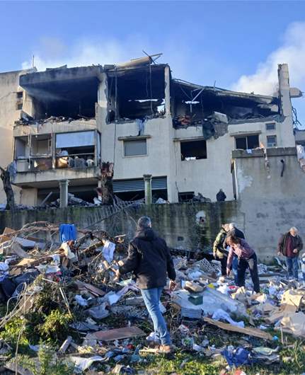 استهداف منزل في عين أبل ونجاة قاطنيه بأعجوبة (صور وفيديو)