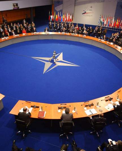 مسؤول عسكريّ في الناتو: على الحلفاء إعادة النظر في مسائل الدفاع