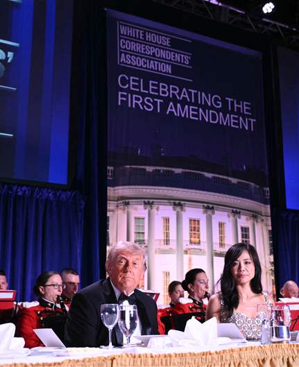 فيديوهات تظهر لحظة إجلاء الرئيس الأميركي دونالد ترامب إثر إطلاق نار خلال حفل عشاء مراسلي البيت الأبيض في فندق هيلتون واشنطن