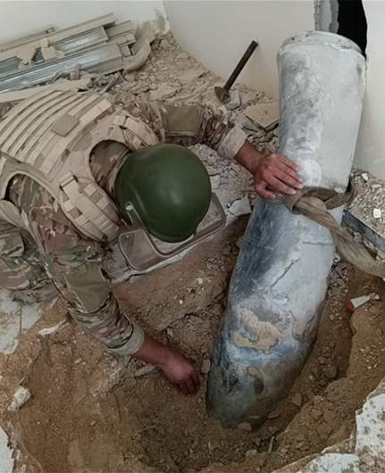 الجيش يواصل إزالة الذخائر غير المنفجرة ويفكّك ٤ قنابل طيران من مخلفات العدوان الإسرائيلي في النبطية وبنت جبيل