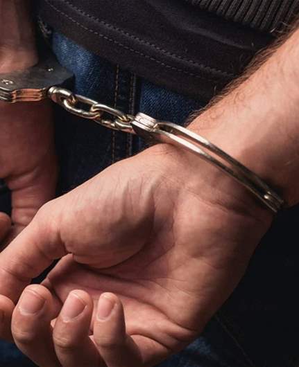 يروّجون المخدرات من داخل مقهى في بئر حسن... توقيف اثنين منهم وضبط أسلحة وذخائر