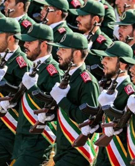 الحرس الثوري الإيراني يعلن أنه استهدف زورقا أميركيا مسيرا 