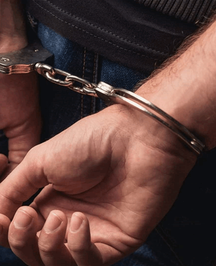 توقيف والدَين عنّفا طفلَيهما القاصرَين... أحدهما بجنزير حديدي والآخر بسلك كهربائي (فيديو)