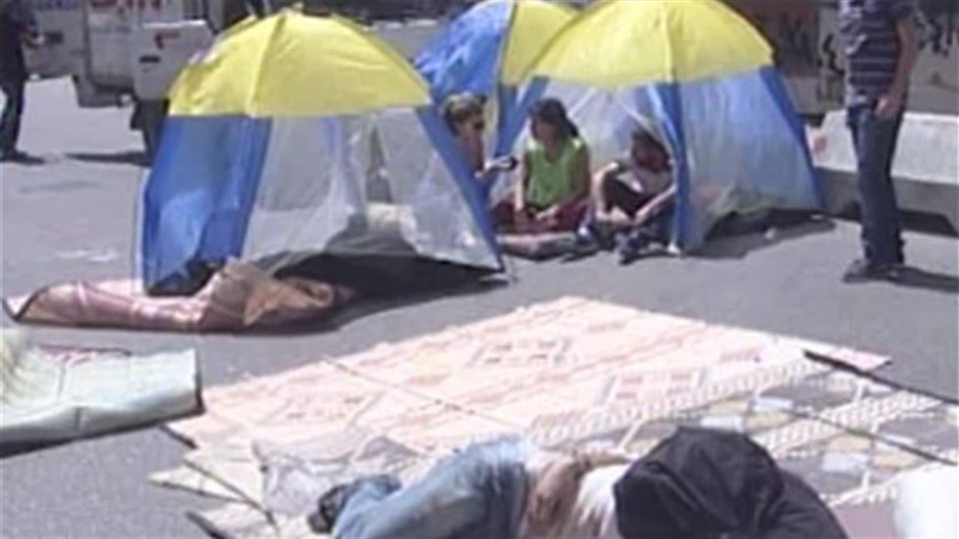 Civil society activists voice their rejection to the extension of Parliament's mandate
