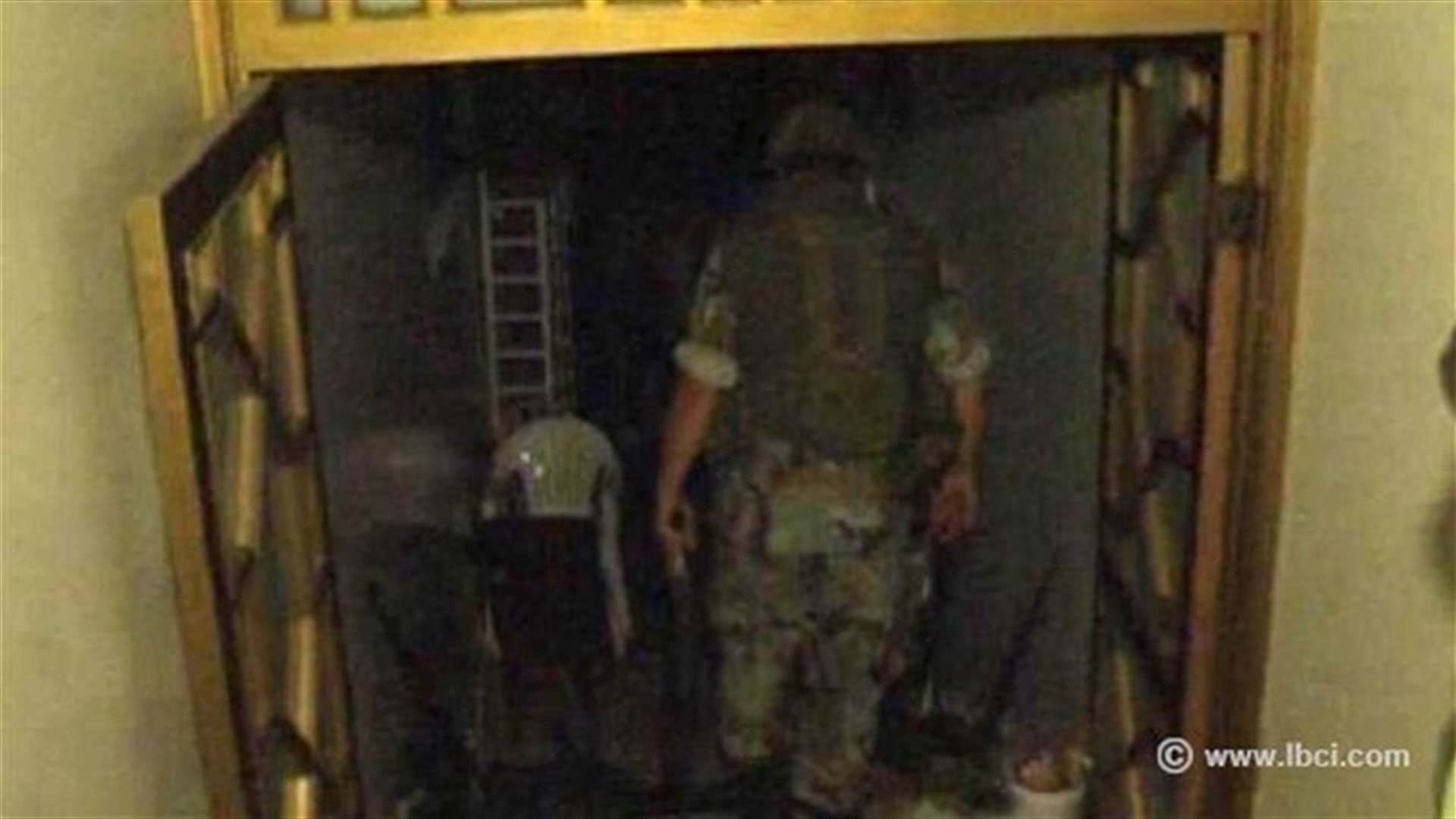 بالصور والفيديو ..هذا ما تبقى من اسلحة مناصري الاسير في المستودع