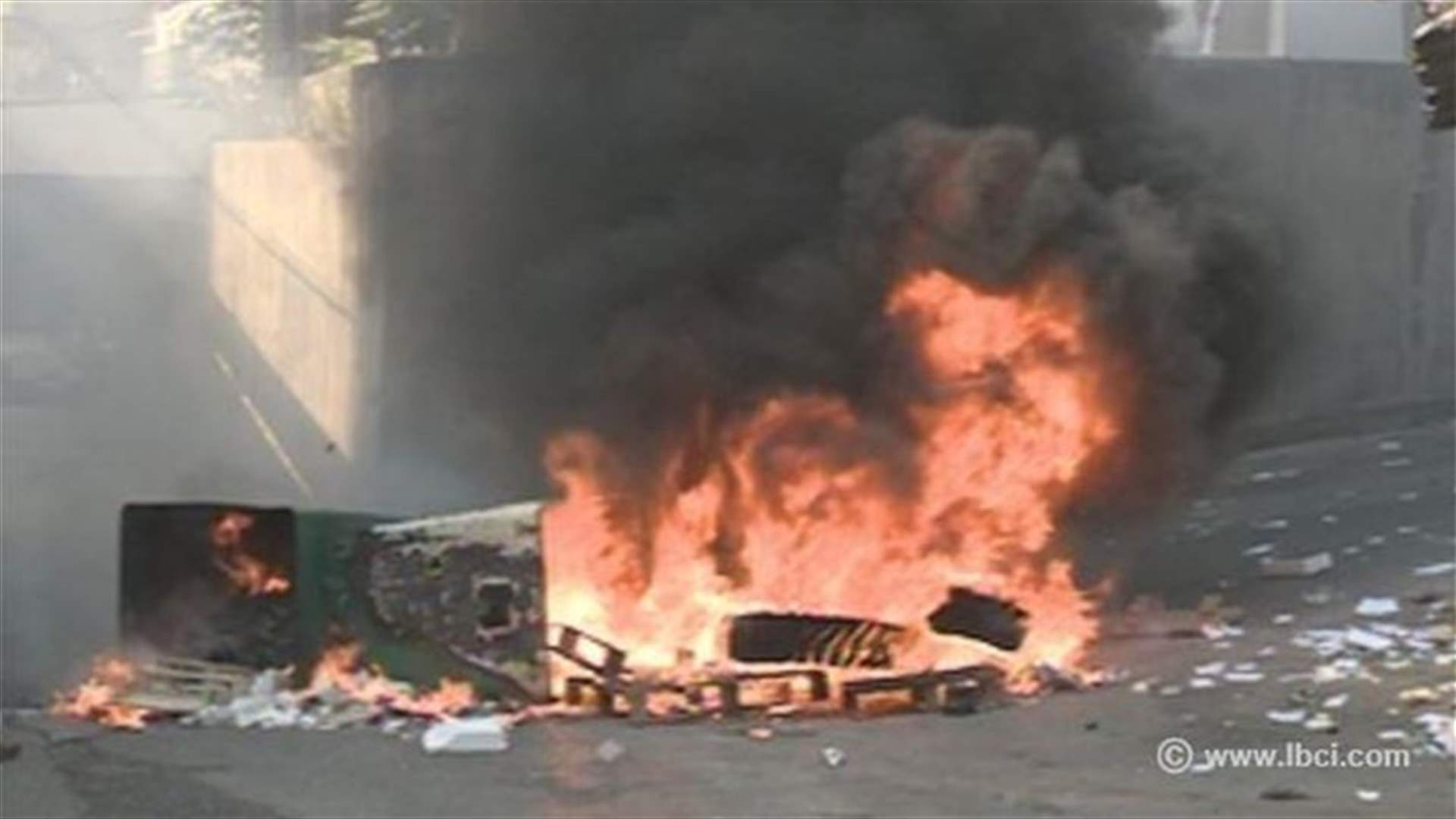 REPORT: EDL contract workers demonstrate in Corniche el-Naher, one self immolates 