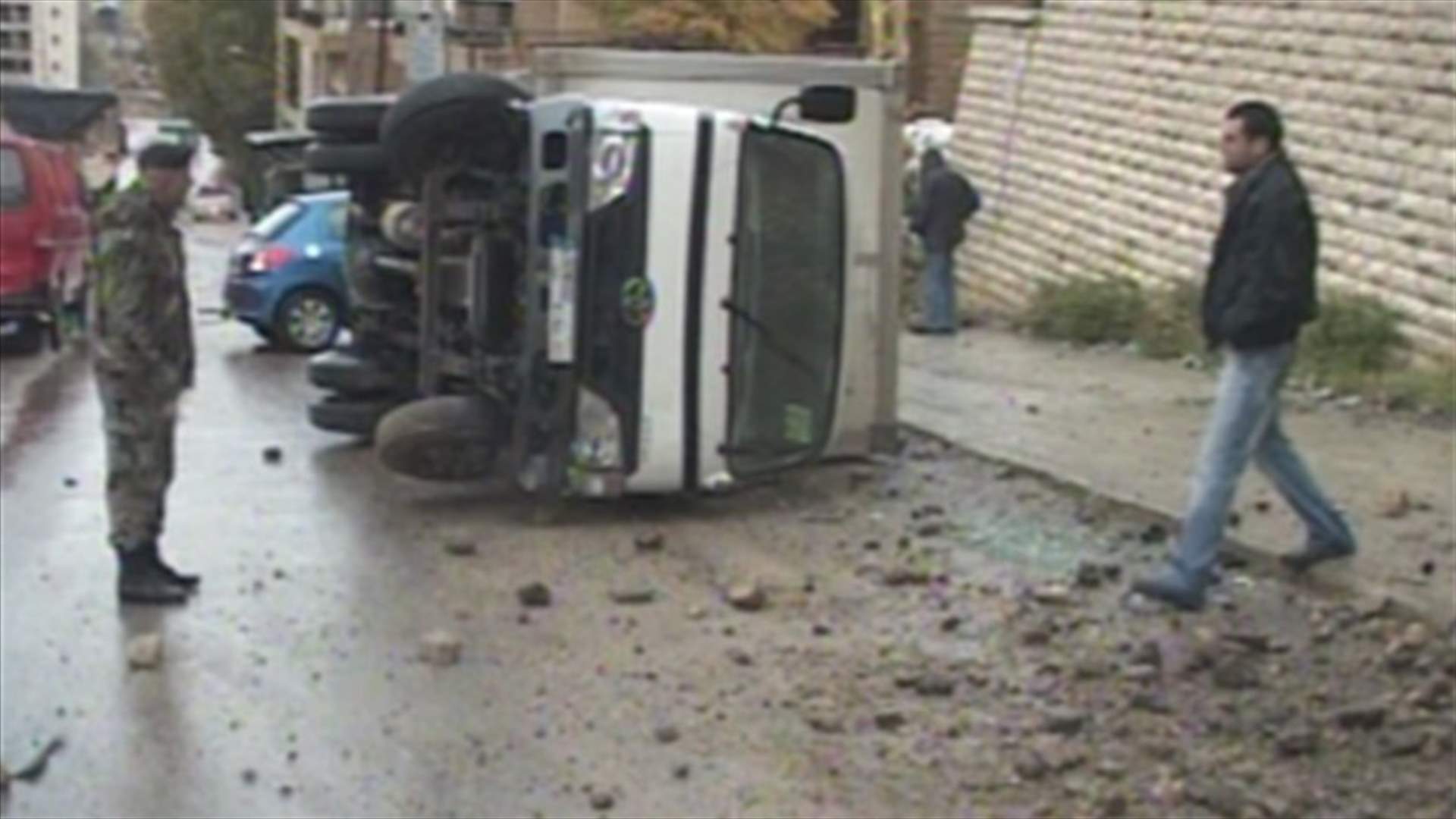 جريح بسقوط شاحنة بسبب حفرة كبيرة في بحمدون