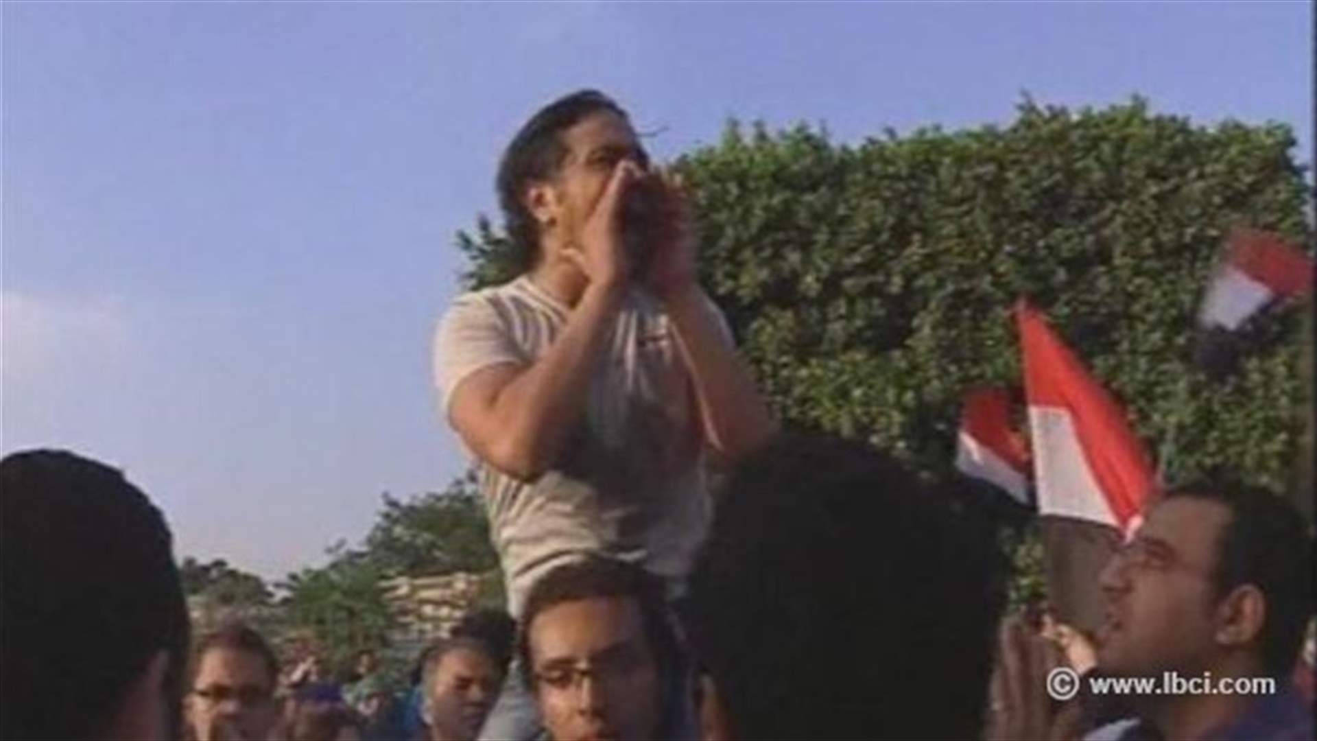 معارضون في ميادين مصر متخوفون من عودة "حكم العسكر"