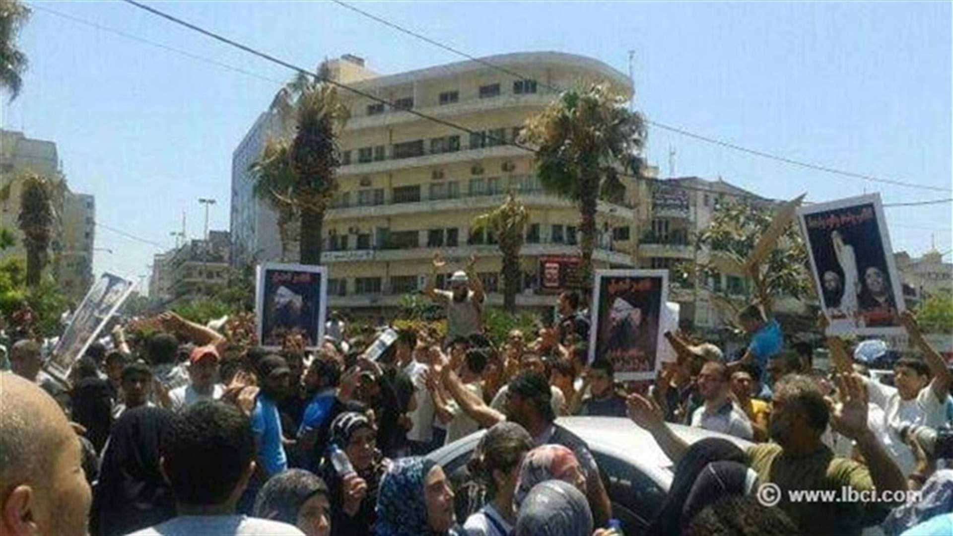  المصلون يرفضون خطبة امام مسجد بلال بن رباح ويعتدون على الصحافيين