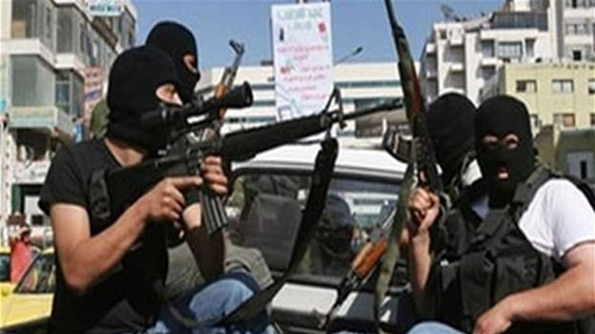 سلفيون يلاحقون ضباط وجنود الجيش اللبناني وعناصر حزب الله لتصفيتهم