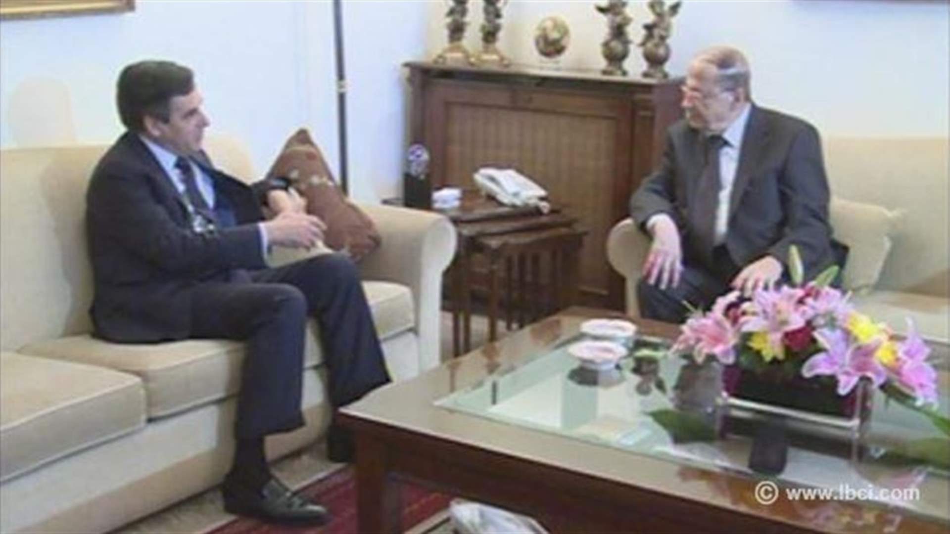 جولة لرئيس وزراء فرنسا السابق فرنسوا فيون على المسؤولين