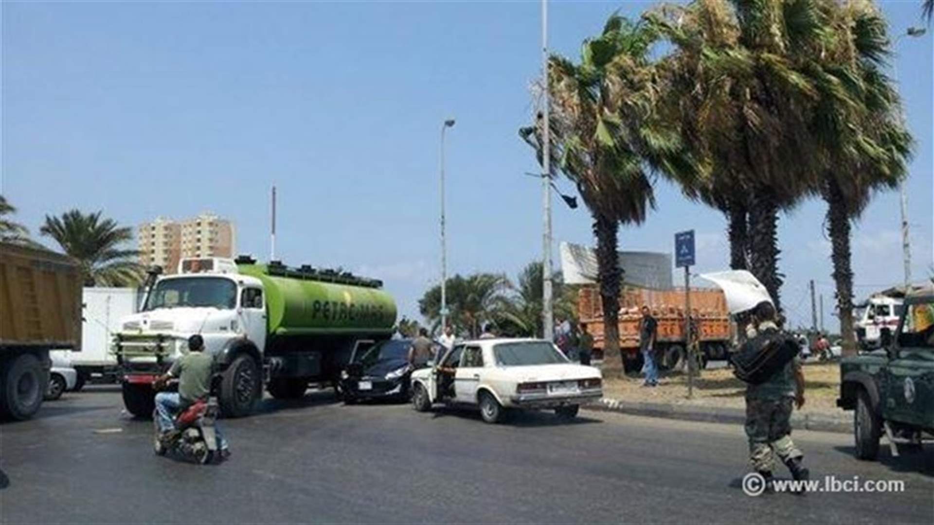 Citizens cut off road to Tripoli's Abou Ali roundabout