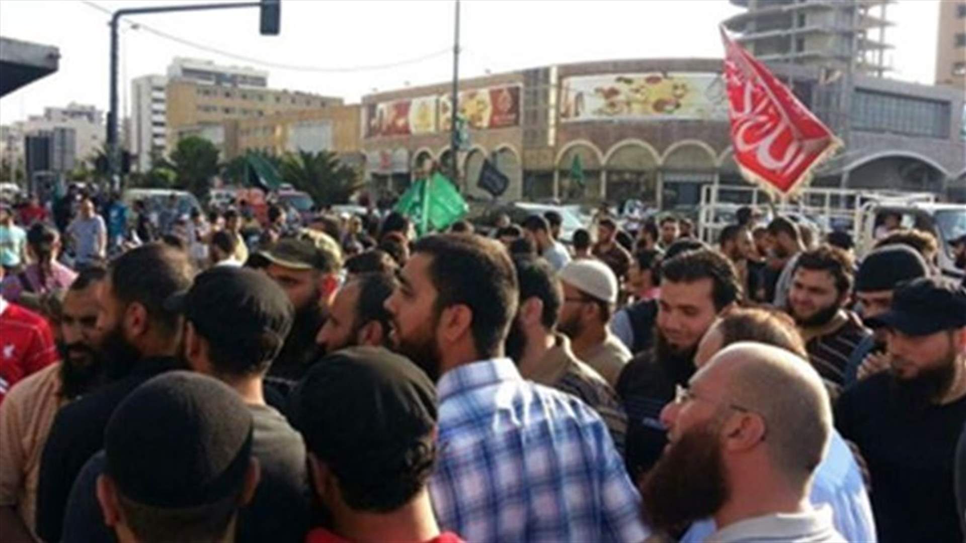 Residents cut off Tripoli's Abdel Hamid Karami square 