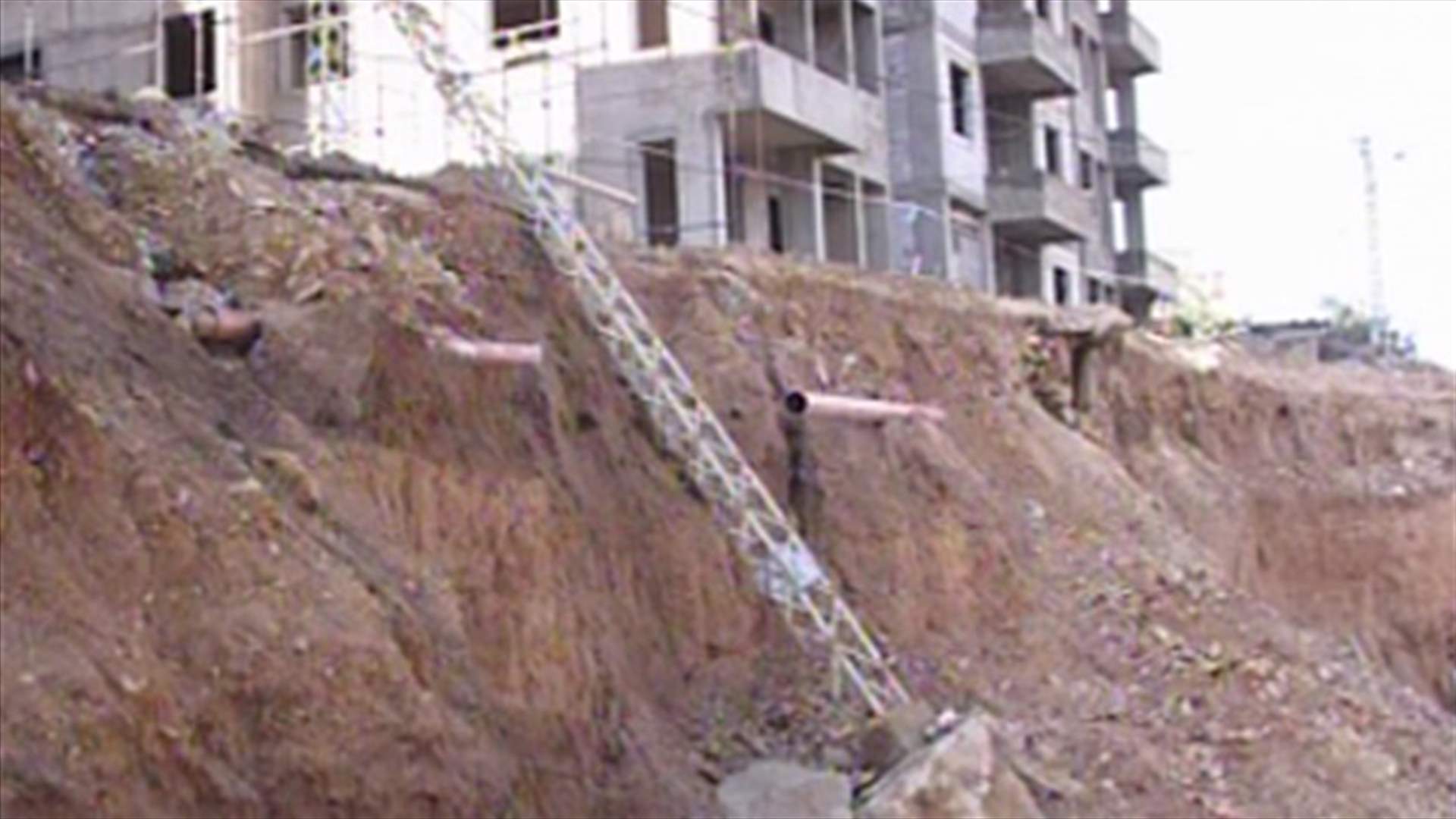 10 سنوات من المعاناة ببلدة بليبل.. منازل من دون طرق توصل سكانها إليها