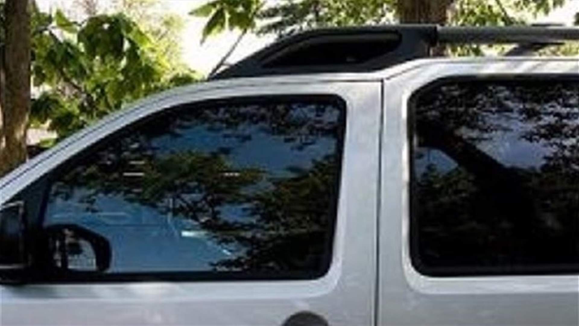 اطلاق نار على حاجز في كورنيش المزرعة على خلفية زجاج داكن 