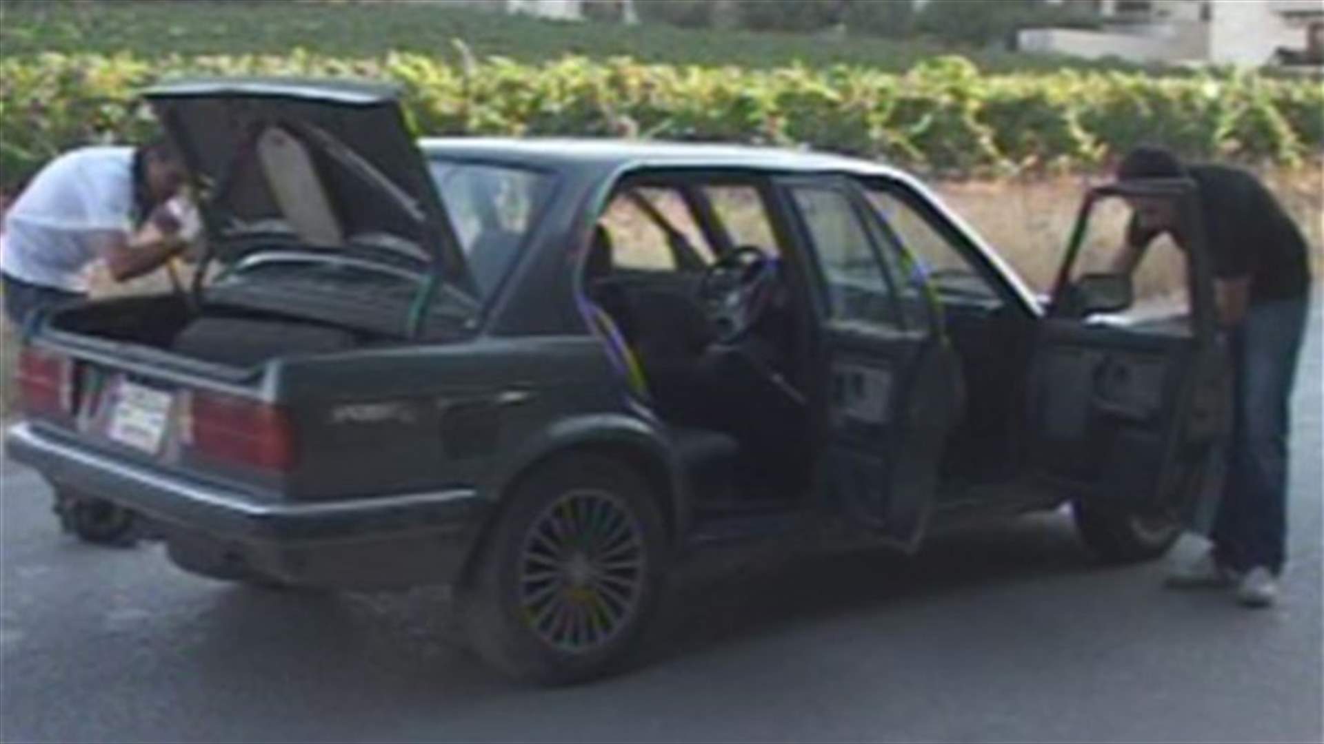 Security forces thwart car theft attempt