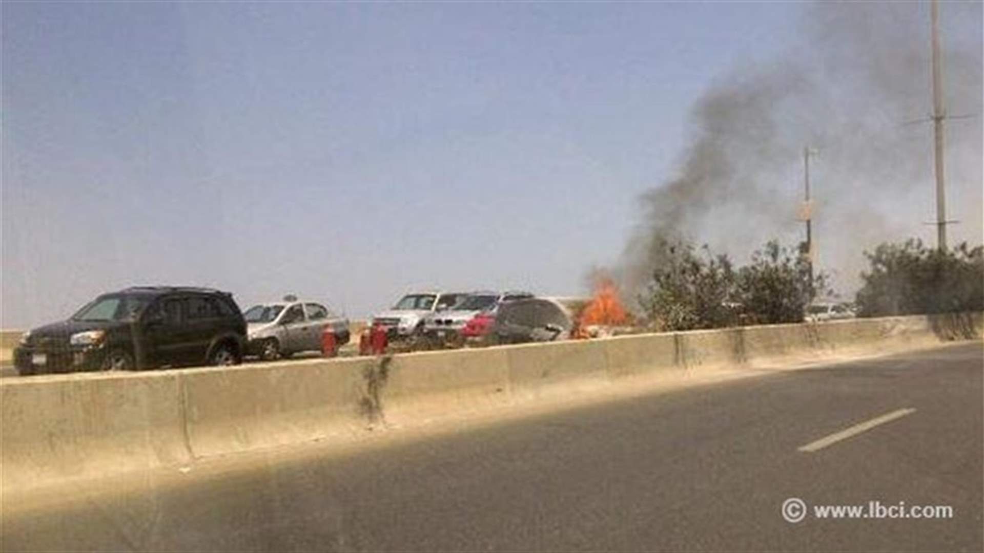 زحمة سير بسبب احتراق سيارة على مدخل نهر الكلب