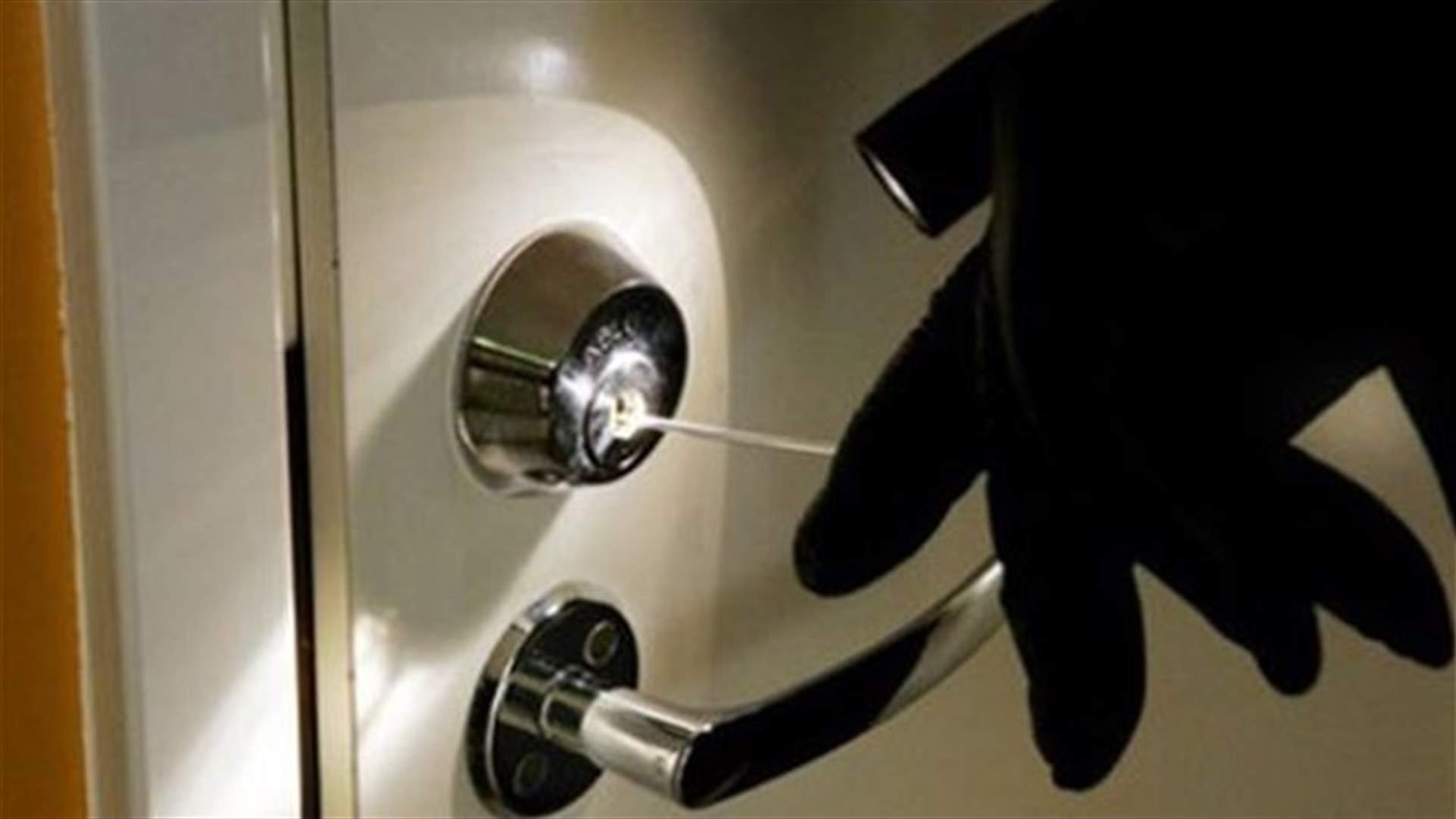 لص يسرق على مرأى من الناس ويفر من قوى الأمن 