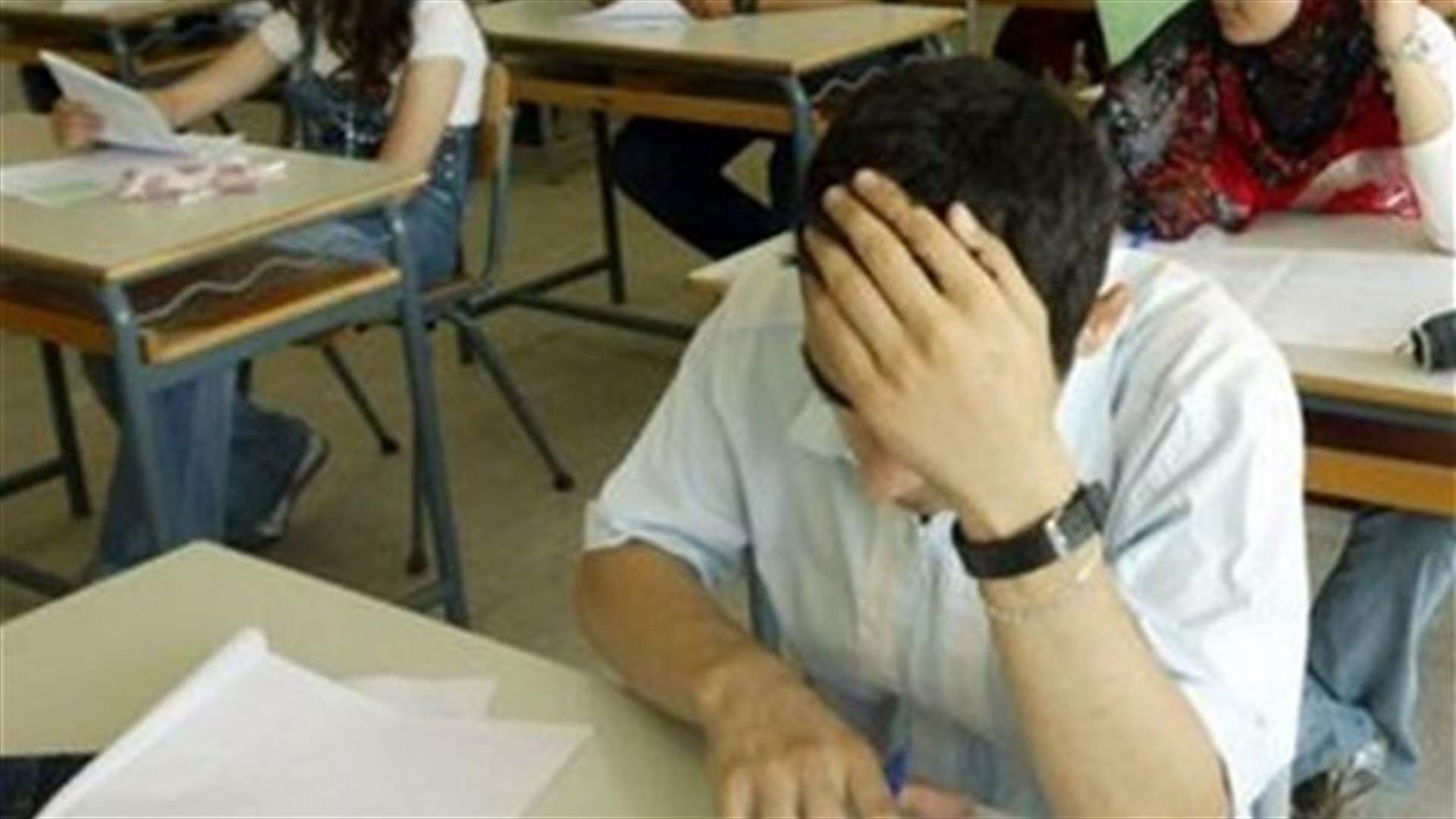 دياب تسلم تقرير لجنة اللغة العربية : المسابقة جاءت مستوفية الشروط