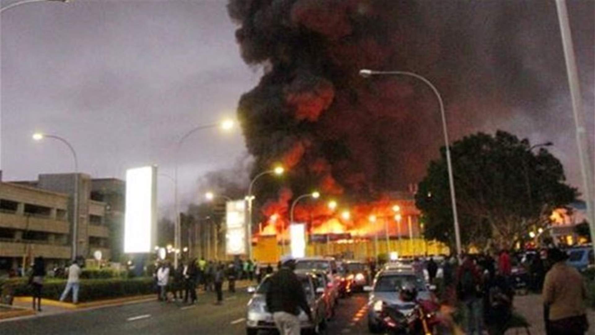 حريق هائل يتسبب باغلاق المطار الدولي في نيروبي 